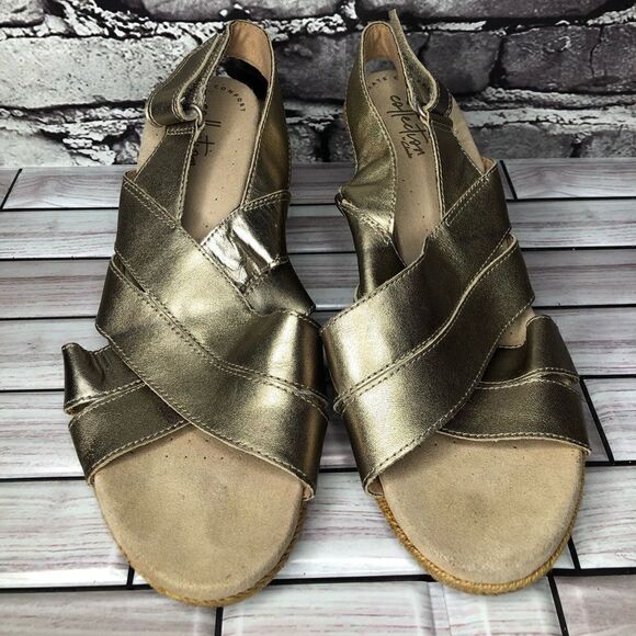 Clarks Collection Bronze Gold Leather Strap Wedges Sandals Women Sz 8.5M US/39.5 - Picture 4 of 16